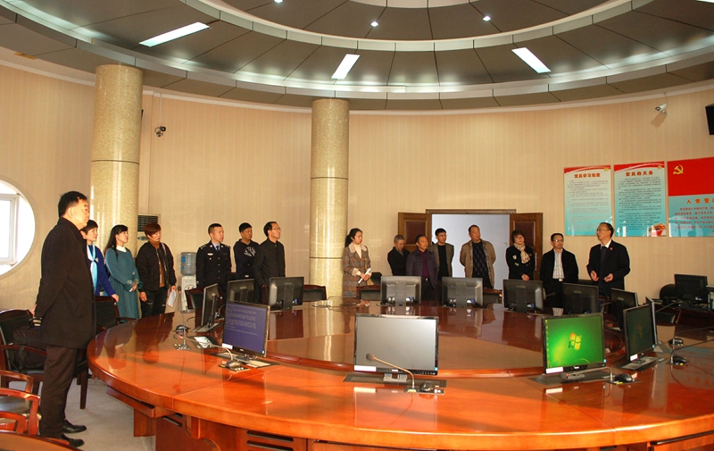 参观审委会会议室.jpg